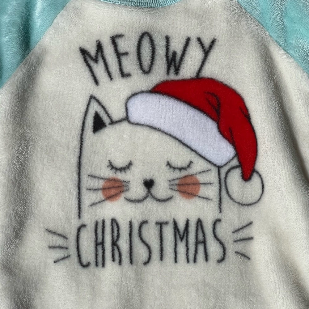 Super soft kids’ sweatshirt “Meowy Christmas” 3T.